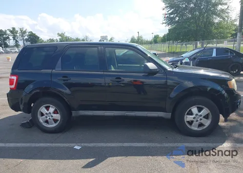 2009 Ford Escape Xls z USA, uszkodzony, nr VIN 1FMCU92709KB63681